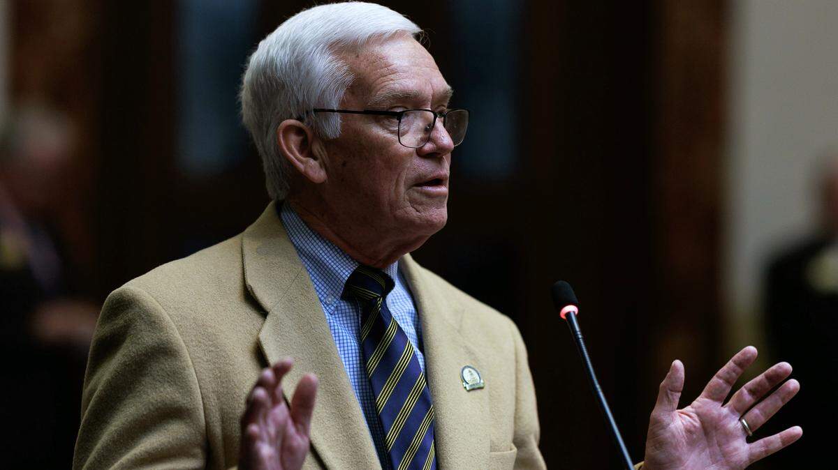 Sen. Stephen Meredith, R-Leitchfield, speaks on Senate Bill 132, an act related to the recruitment and retention of health care professionals, on the Senate floor in 2025.