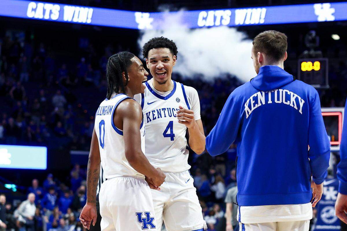 Rob Dillingham (0) led Kentucky with 23 points Tuesday night. Tre Mitchell (4) contributed 20 points and 14 rebounds.
