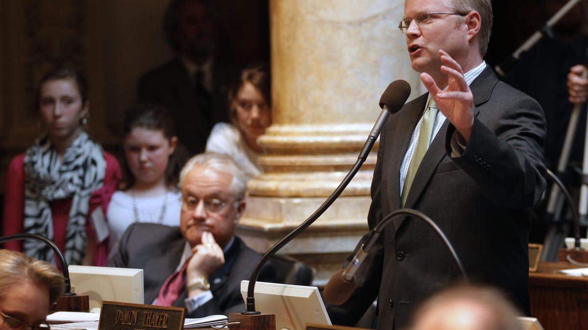 Sen. Damon Thayer, right, the Georgetown Republican who sponsored the expanded gambling amendment, spoke in favor of it before voting Thursday. Senate President David Williams, left, R-Burkesville, was among the 21 legislators who voted against it.