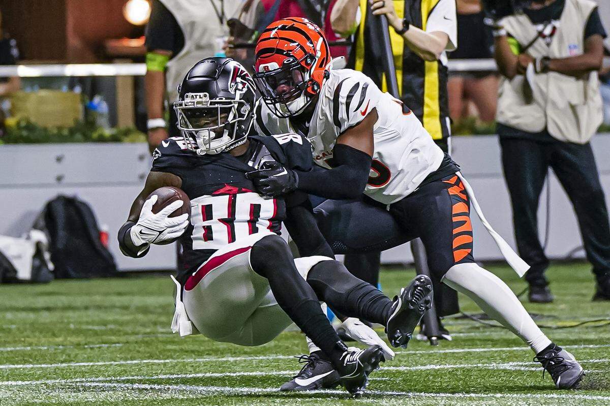 Falcons wide receiver Josh Ali (80) is pulled down by Bengals cornerback Jalen Davis during the first half Friday.