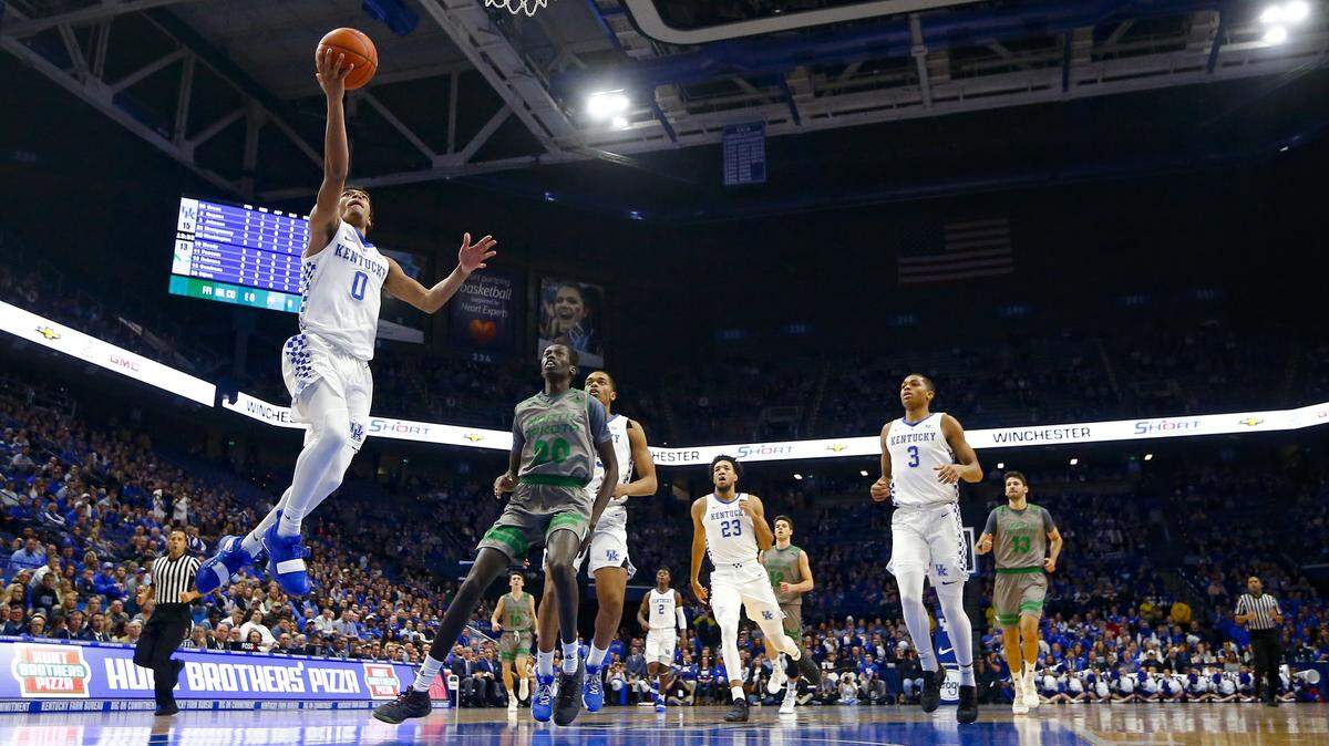 Kentucky guard Quade Green (0) drove past North Dakota forward Jal Bijiek (20) for a layup Wednesday night in Rupp Arena.