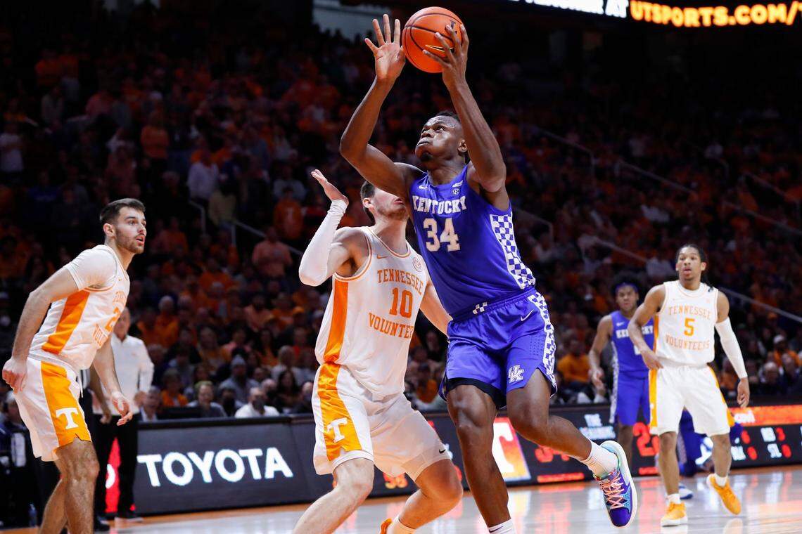 Kentucky’s Oscar Tshiebwe finished with 13 points and 15 rebounds in Tuesday’s loss at Tennessee. It was his eighth straight double-double.