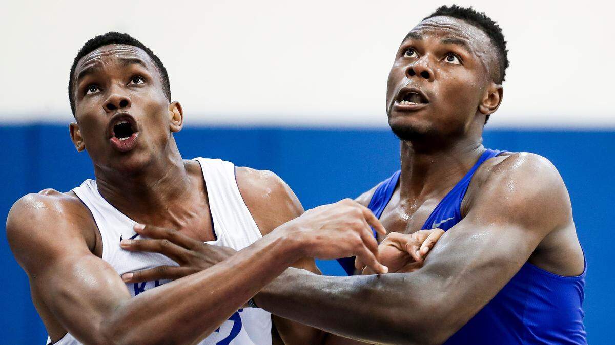 Ugonna Onyenso, left, and Oscar Tshiebwe battle during one of Kentucky’s preseason practices.