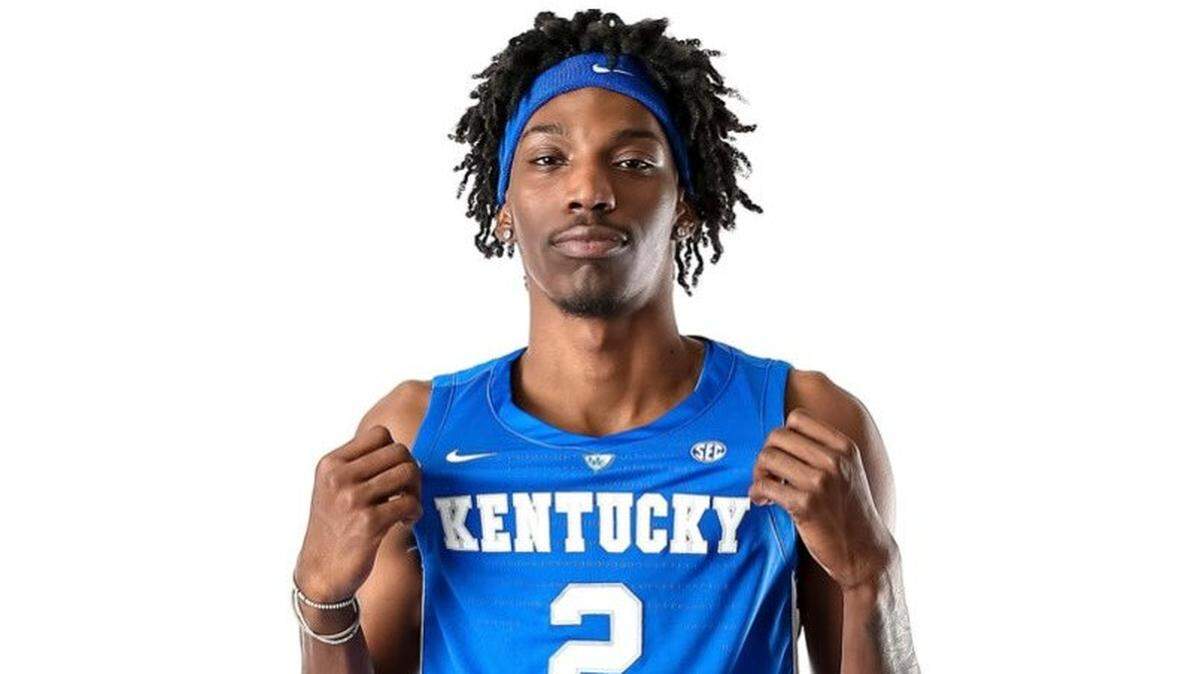Aaron Bradshaw posed for photos in a Kentucky jersey during his official visit in June to Lexington. Bradshaw committed to Kentucky on Friday night.