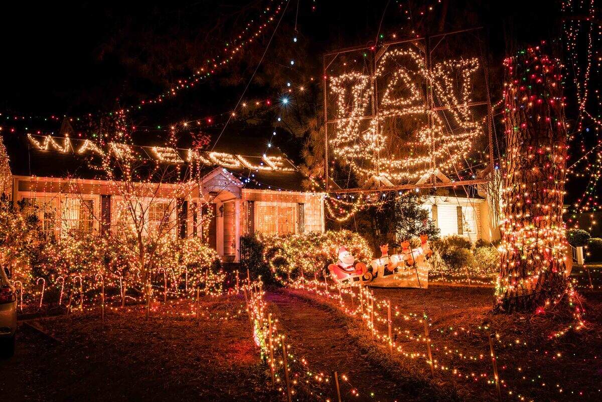 The Auburn House takes on Alabama’s hottest sports rivalry. With colored lights strewn everywhere, it looks like an interior decorator exploded in the lawn.