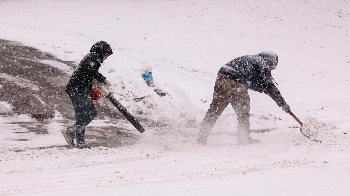 Winter storm knocks out power in parts of KY. Here’s how to stay warm until it’s back on