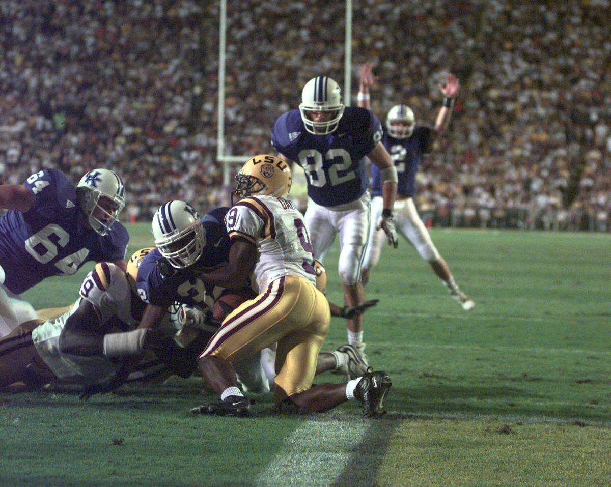 Tim Couch (2) celebrated in the background as Anthony White scored a Kentucky touchdown in what became a 39-36 upset of No. 21 LSU at Tiger Stadium in 1998.