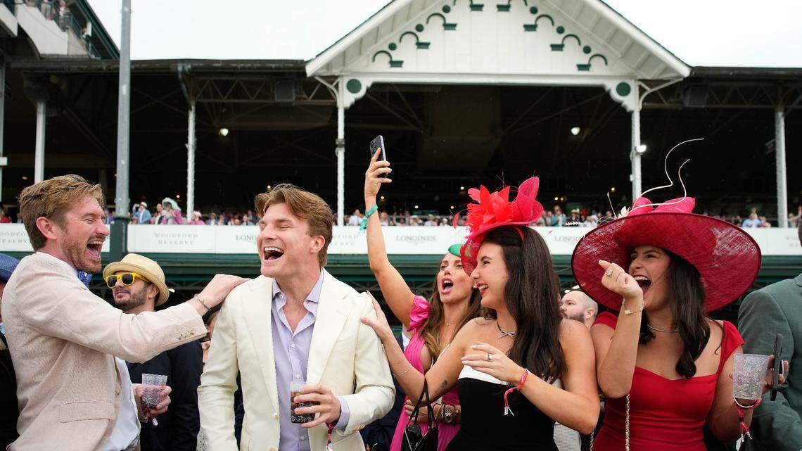 Live 2025 Kentucky Derby odds: Journalism, Sandman clear favorites as race time nears