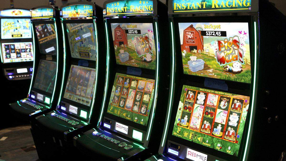 Red Mile has 902 instant racing machines in its new gambling parlor. The facility opened Saturday.