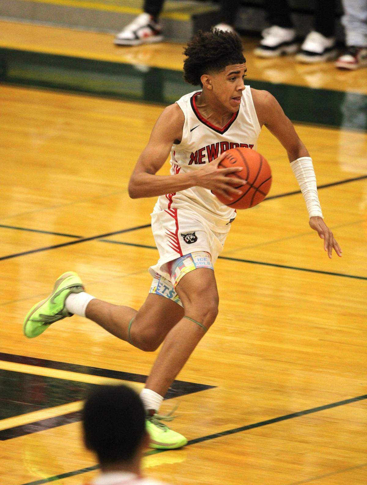 Newport High School boys basketball star Taylen Kinney is blowing up as a class of 2026 men’s hoops recruit. The 6-foot guard added scholarship offers from Villanova, Oregon, Michigan, LSU and Arizona State just last week.