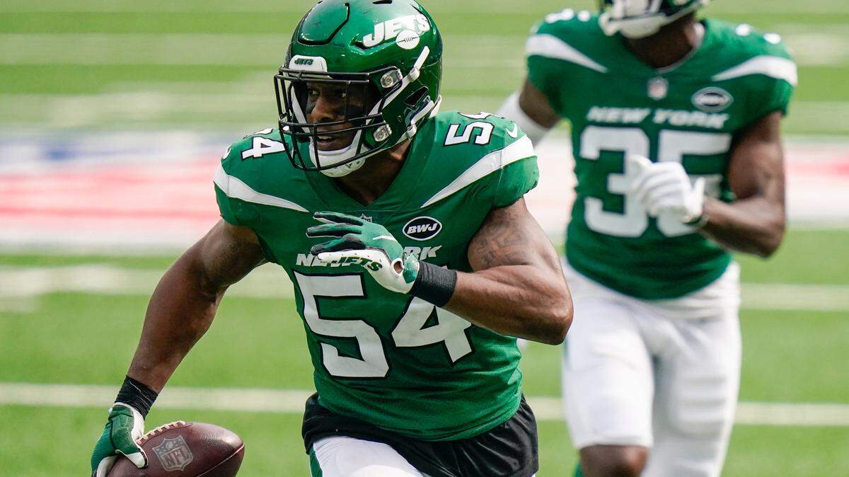 Former Kentucky linebacker Avery Williamson (54) ran after making an interception in the Jets’ game against the Cardinals on Oct. 11.