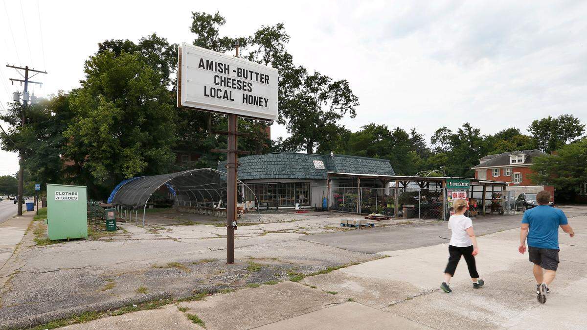 Henderson’s Eclectic Emporium, formerly Judy’s Market and an old service station, at the corner of East Main Street and South Ashland Avenue in 2017. Marie Henderson has announced that the store is closing.