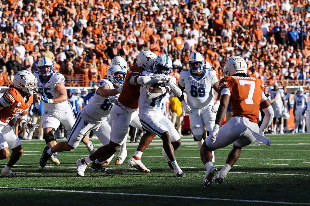 Kentucky wide receiver Hardley Gilmore IV (17) runs the ball against Texas.