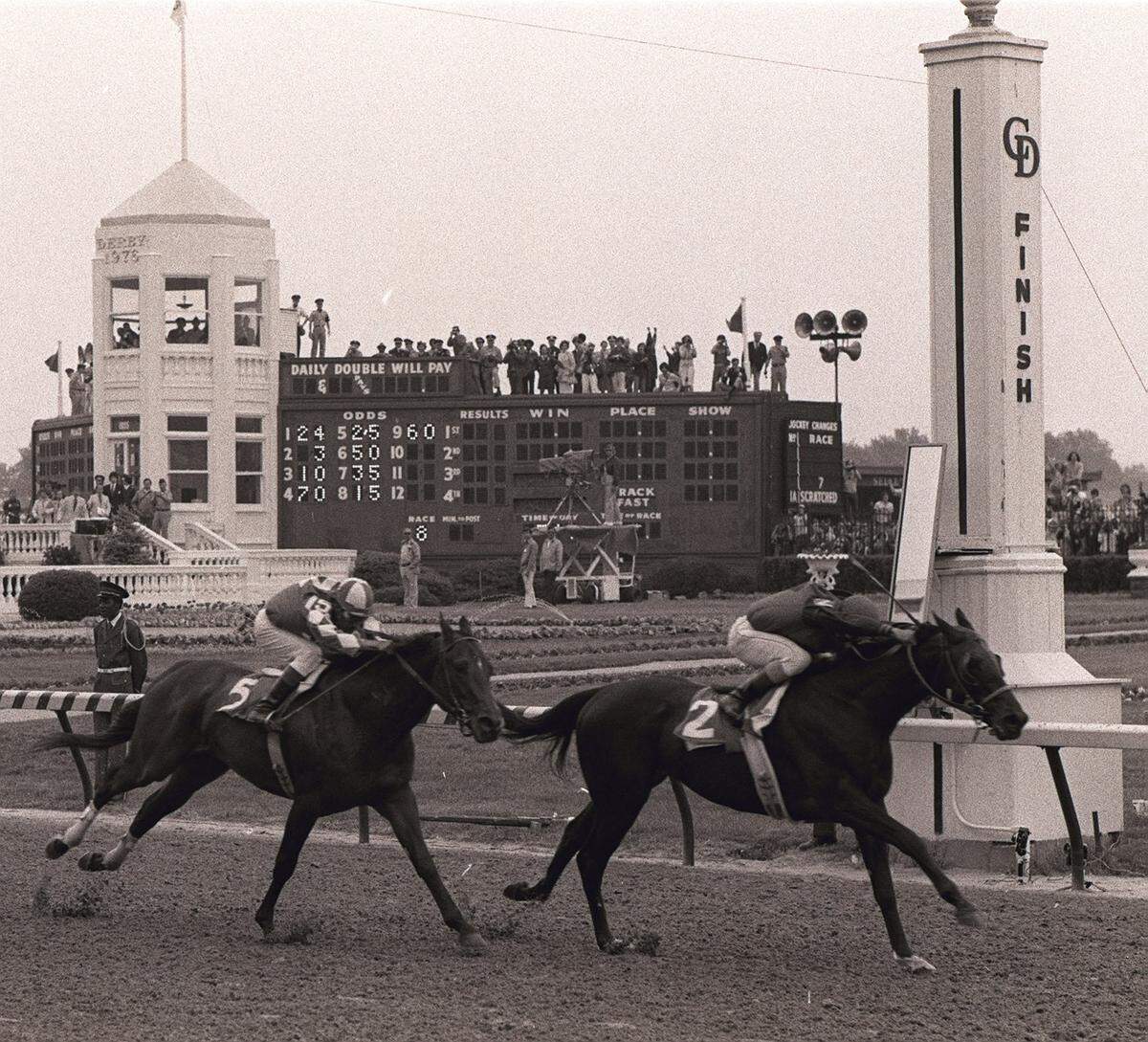 Bold Forbes crossed the finish line of the 102nd Kentucky Derby ahead of major favorite Honest Pleasure on May 1, 1976.