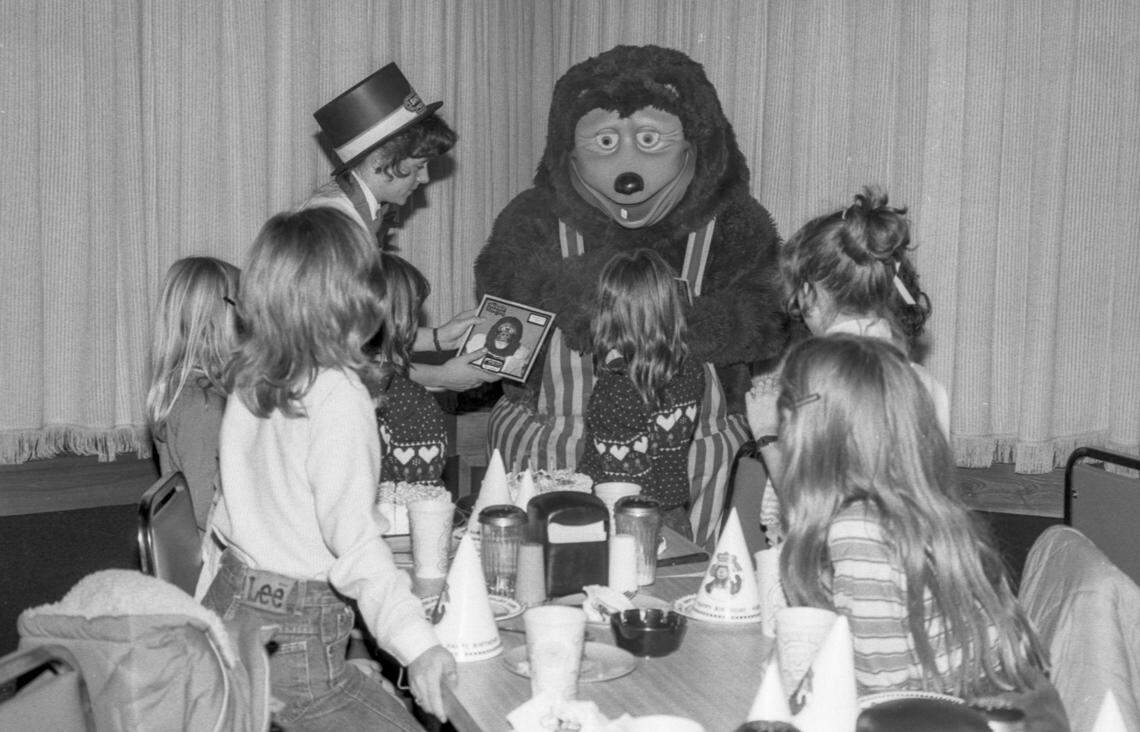 Billy Bob, the ShowBiz Pizza Place mascot bear entertains kids during a birthday party at the, Wednesday, Jan. 4, 1984 at Woodhill Circle Plaza in Lexington, Ky. The pizza place charged for birthday packages which included Billy Bob coming out and delivering a present. In 1991 the restaurant was rebranded Chuck E. Cheese and in 2025 it closed. Photo by Christy Porter, Herald-Leader file photo