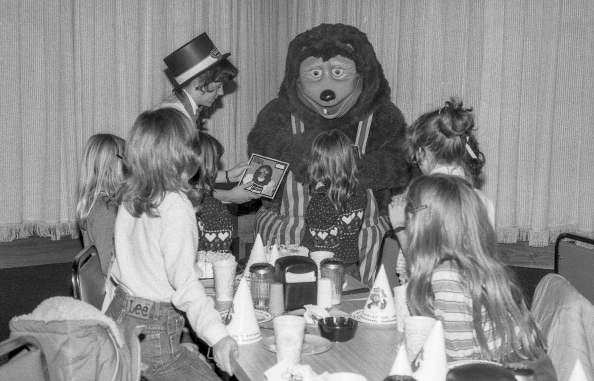 Billy Bob, the ShowBiz Pizza Place mascot bear entertains kids during a birthday party at the, Wednesday, Jan. 4, 1984 at Woodhill Circle Plaza in Lexington, Ky. The pizza place charged for birthday packages which included Billy Bob coming out and delivering a present. In 1991 the restaurant was rebranded Chuck E. Cheese and in 2025 it closed. Photo by Christy Porter, Herald-Leader file photo
