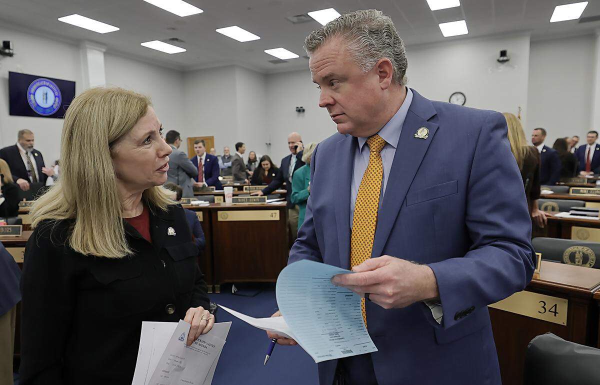 Rep. Lisa Willner, D-Louisville, confers with Rep. Matt Lockett, R-Nicholasville, on Jan. 7, 2026.