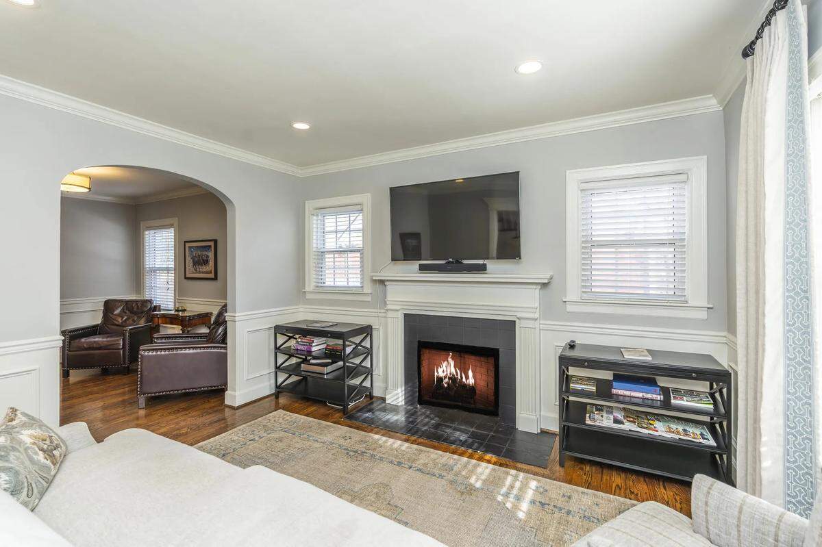 A view of the living room at 403 Queensway Drive in Lexington, KY.