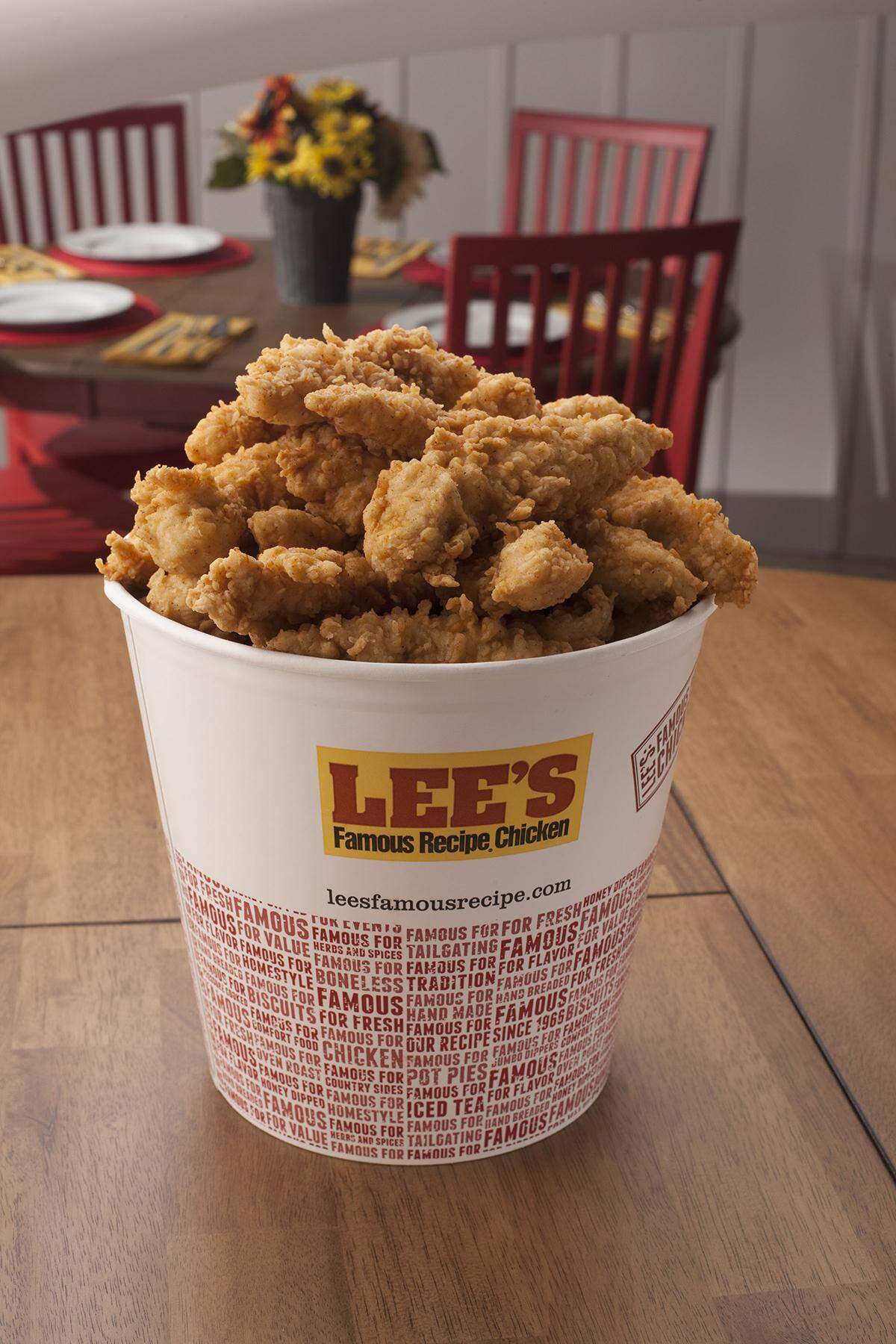 Lee’s Famous Recipe Chicken is returning to Lexington, bringing back chicken tenders, fried chicken, sides and more.