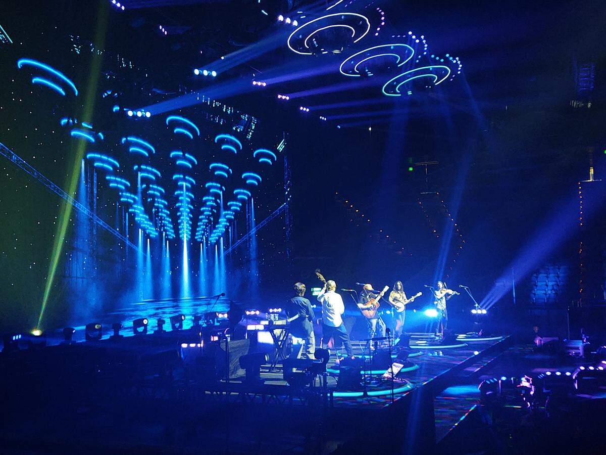 Billy Strings played a moving if somewhat subdued concert in Rupp Arena on June 20, 2025, after announcing that his mother had died hours earlier. He will perform again tonight.