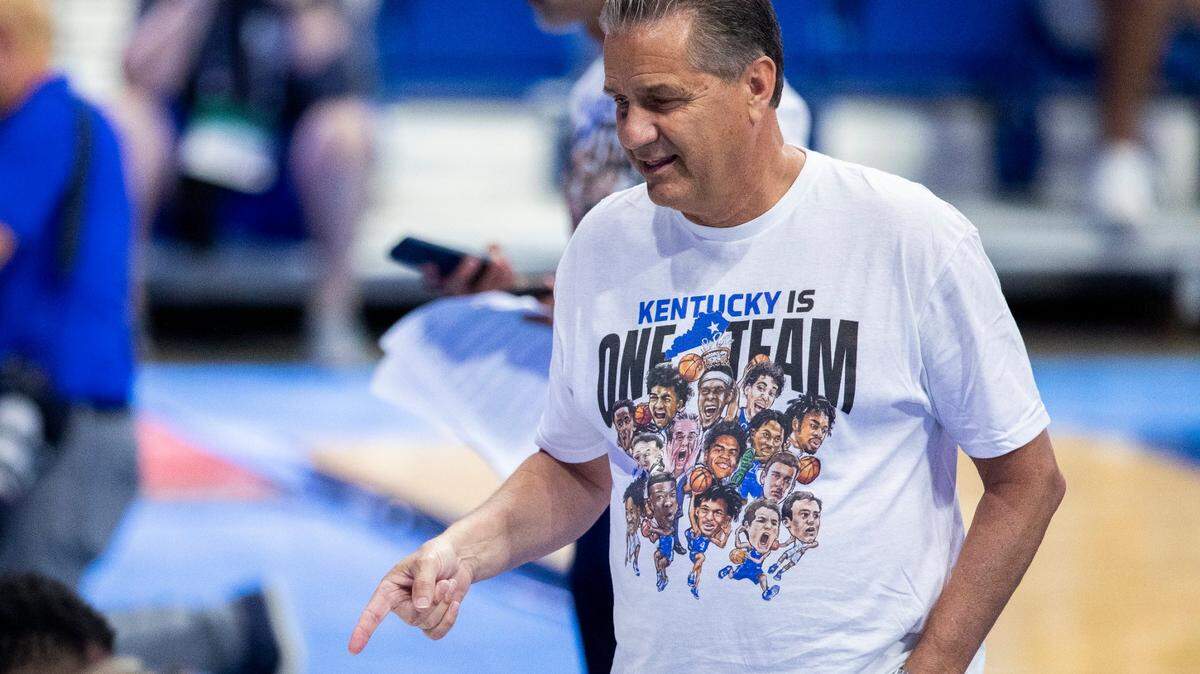 Head coach John Calipari speaks to his players while they work the phones during an open practice and telethon to raise money for flood relief at Rupp Arena in Lexington, Ky., Tuesday, August 2, 2022.