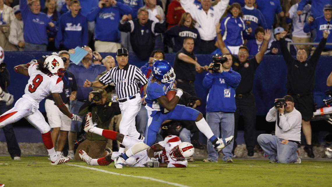 Steve Johnson scored on a 57-yard touchdown pass from Andre Woodson with less than a minute left to give Kentucky a 40-34 victory over Louisville in 2007. 