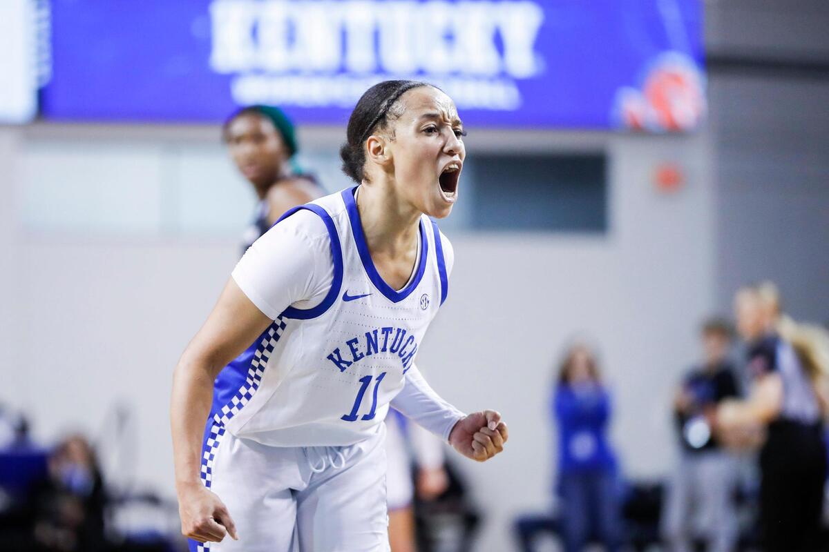 Sophomore Jada Walker scored 13 of her 17 points in the first half and sparked Kentucky to a 10-point second quarter lead against the nation’s No. 1-ranked team.