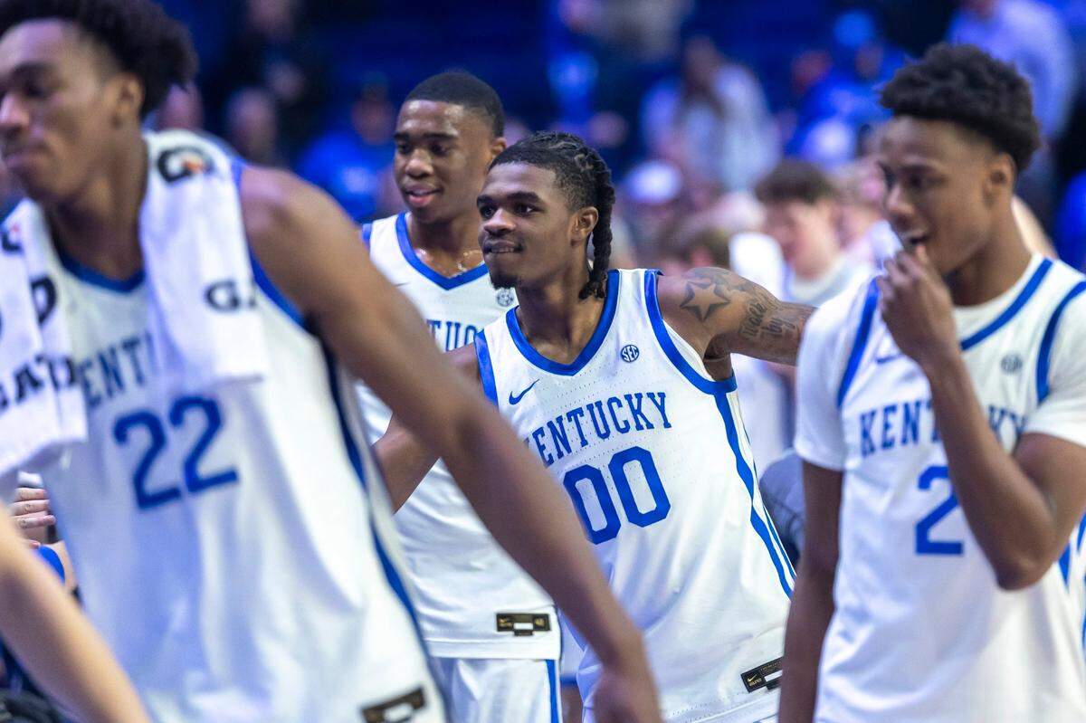 Kentucky guard Otega Oweh (00) and his teammates greet fans in Rupp Arena after the Wildcats’ win over Jackson State on Friday night.