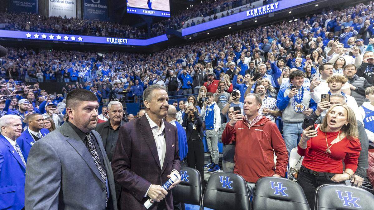 Here’s how Kentucky basketball fans reacted when John Calipari appeared in Rupp Arena