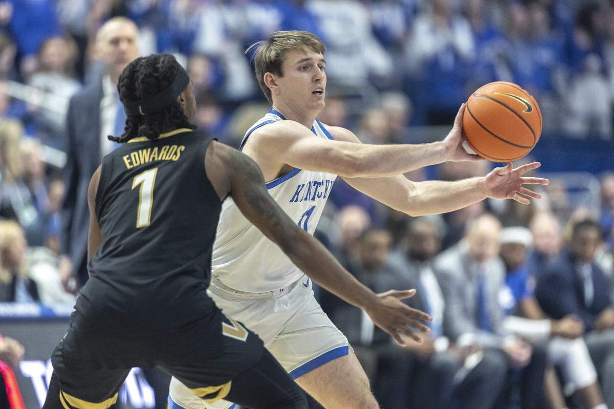 Kentucky guard Travis Perry (11) looks to pass the ball as Vanderbilt guard Jason Edwards (1) defends during Wednesday’s game at Rupp Arena.
