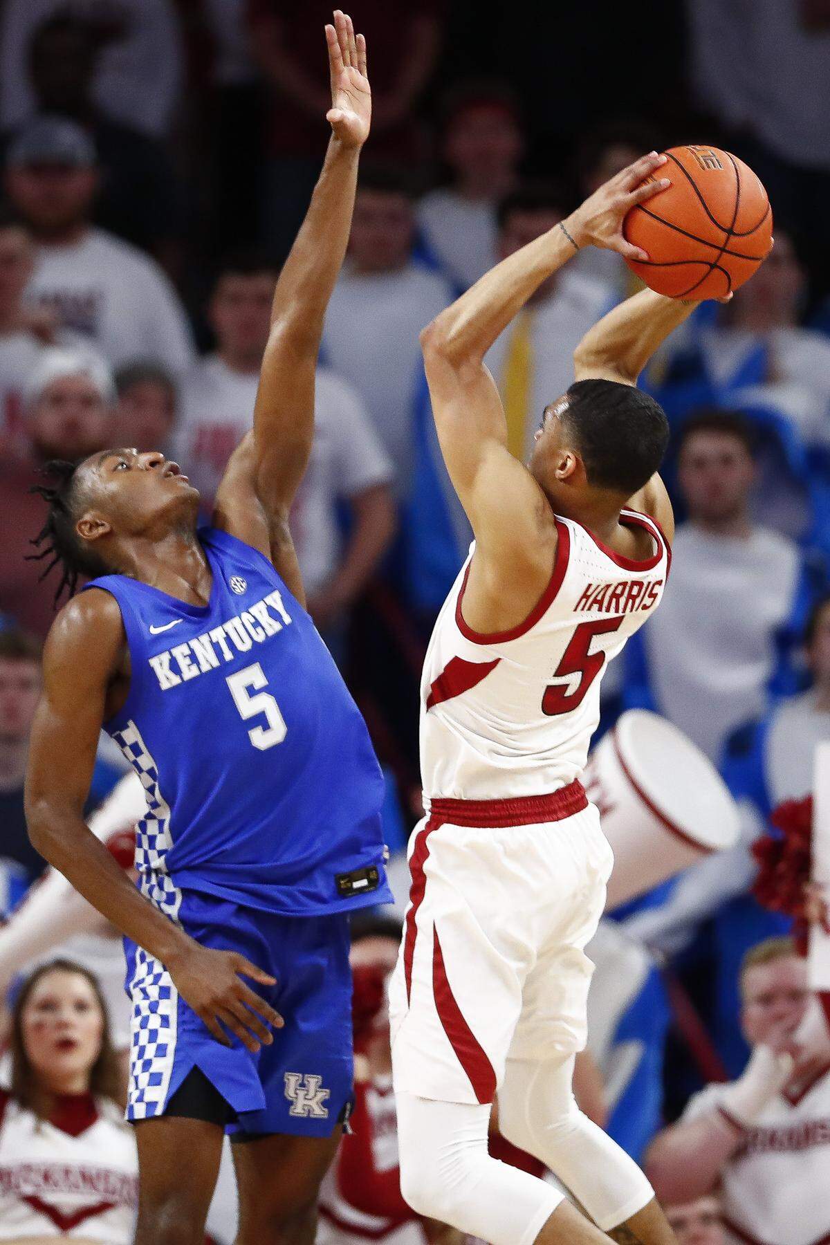 Kentucky’s Immanuel Quickley, left, guarded Arkansas’ Jalen Harris in Fayetteville, Ark., on Saturday. Quickley played all 40 minutes but committed only two fouls. He was one of the few Cats not in foul trouble.