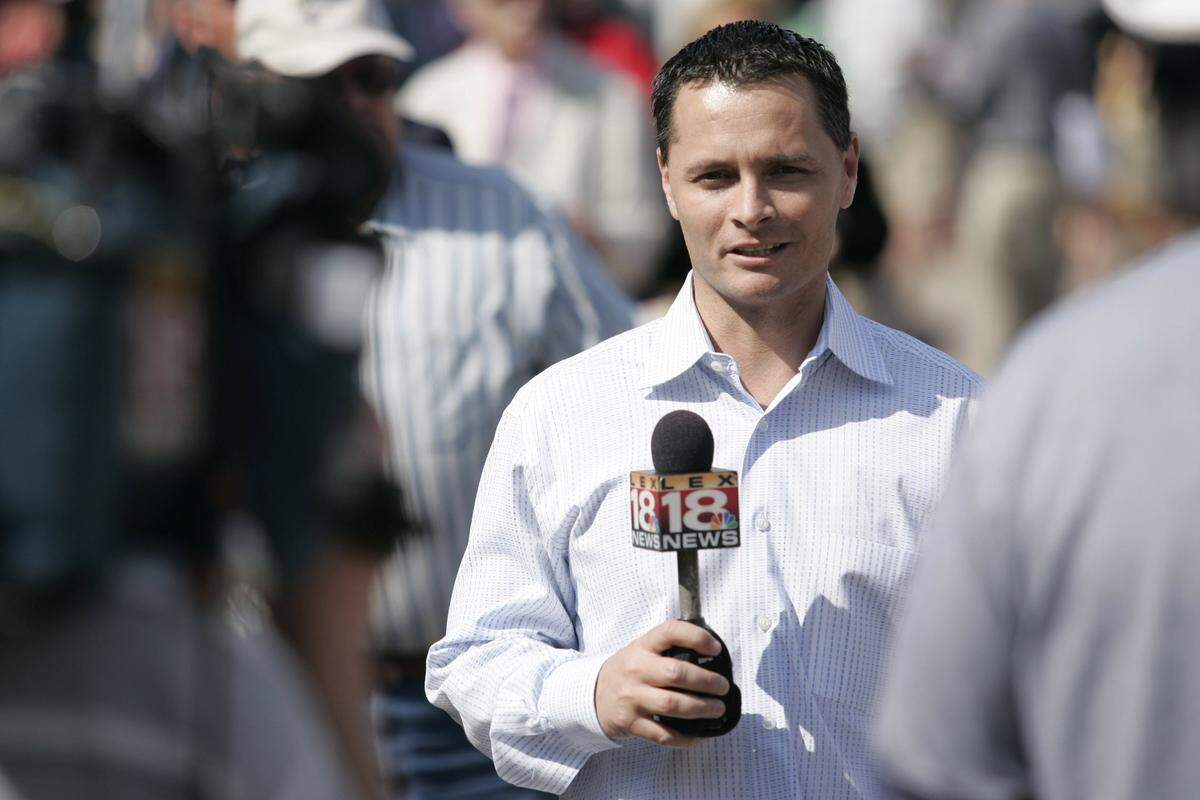 WLEX TV reporter Lee Cruse does a stand up at the 132nd running of the  Kentucky Derby, Saturday May 6, 2006 at Churchill Downs, Louisville, Ky.  Keyword: Kentucky Derby 2006, media coverage, Channel 18, NBC