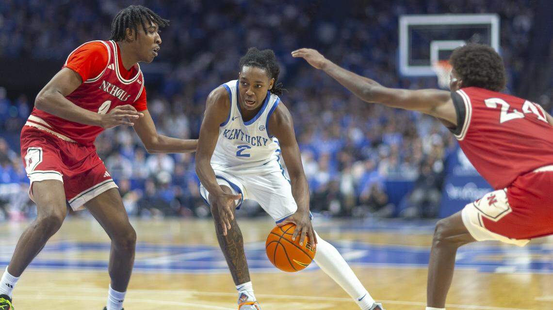 How did Kentucky’s college basketball newcomers fare in their first game?