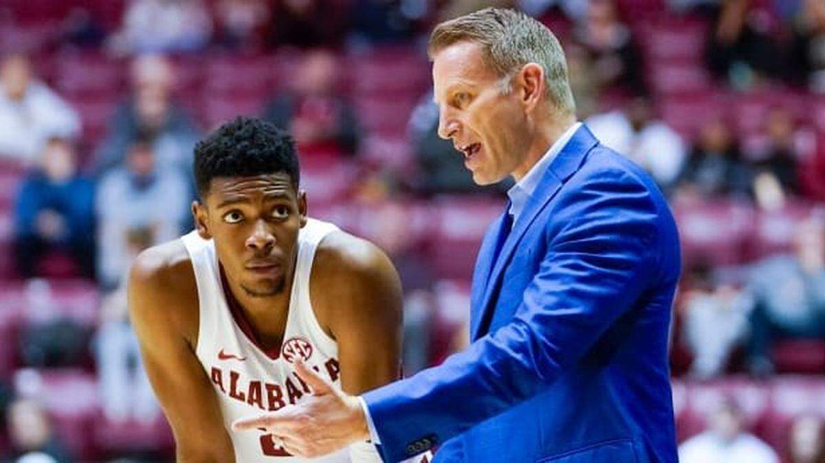 Who will advance to the Final Four? More than 30 experts give us their NCAA predictions.