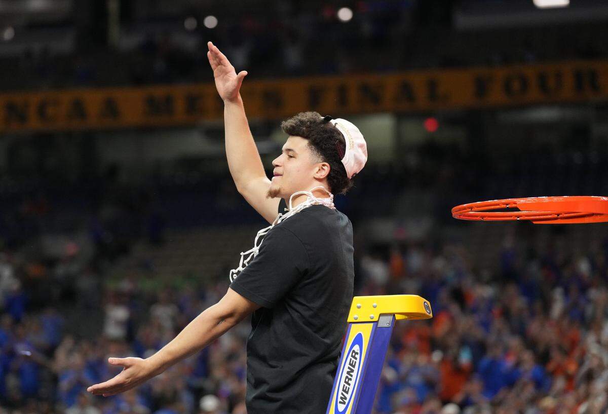 Florida star Walter Clayton Jr. (1) did the “Gator chomp” after Florida defeated Houston 65-63 Monday night to win the 2025 men’s basketball NCAA Tournament championship.