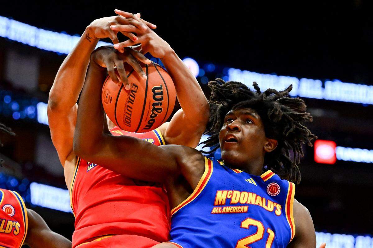 McDonald’s All American East team forward Jayden Quaintance&nbsp;(21) grabs a rebound from under McDonald’s All American West team forward Carter Bryant&nbsp;(9) during the McDonald's All-American Game on April 2, 2024, at the Toyota Center in Houston.
