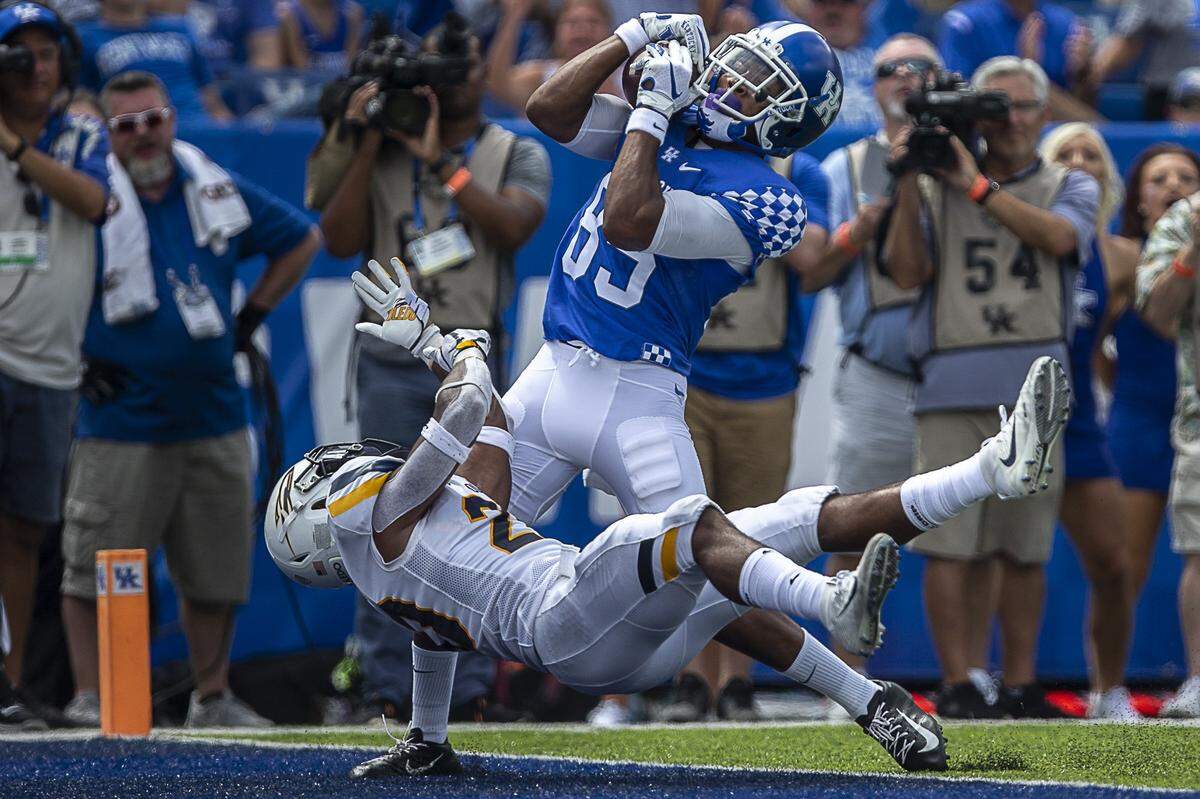 Bryce Oliver caught a 32-yard touchdown pass over Toledo’s Saeed Holt for Kentucky in UK’s 38-24 season-opening victory over Toledo in the 2019 season opener. Oliver will be returning to Kroger Field Saturday as Youngstown State’s top receiver to play against Kentucky.
