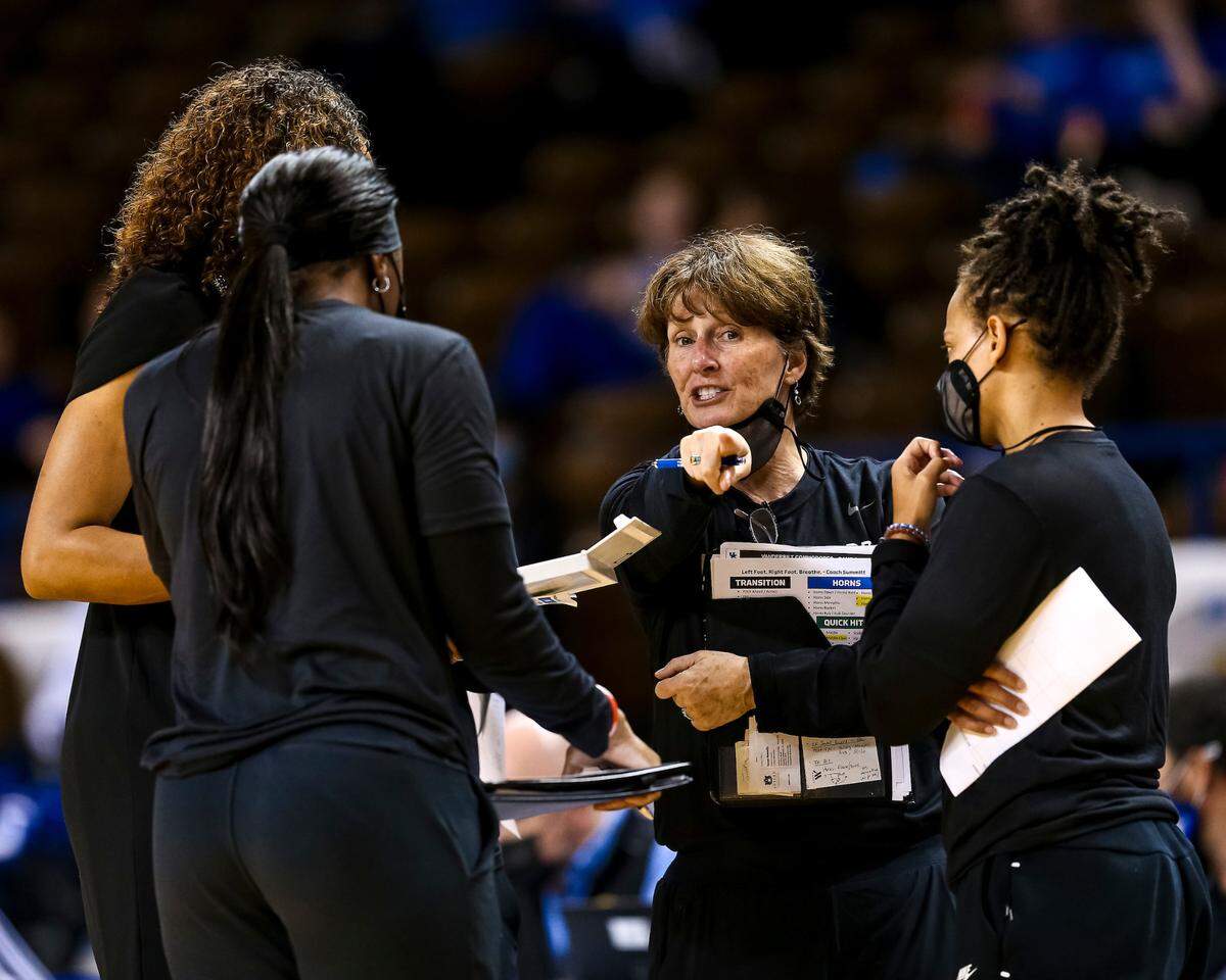 Gail Goestenkors, center, served as a UK assistant coach for one season after a Hall of Fame career as a head coach.