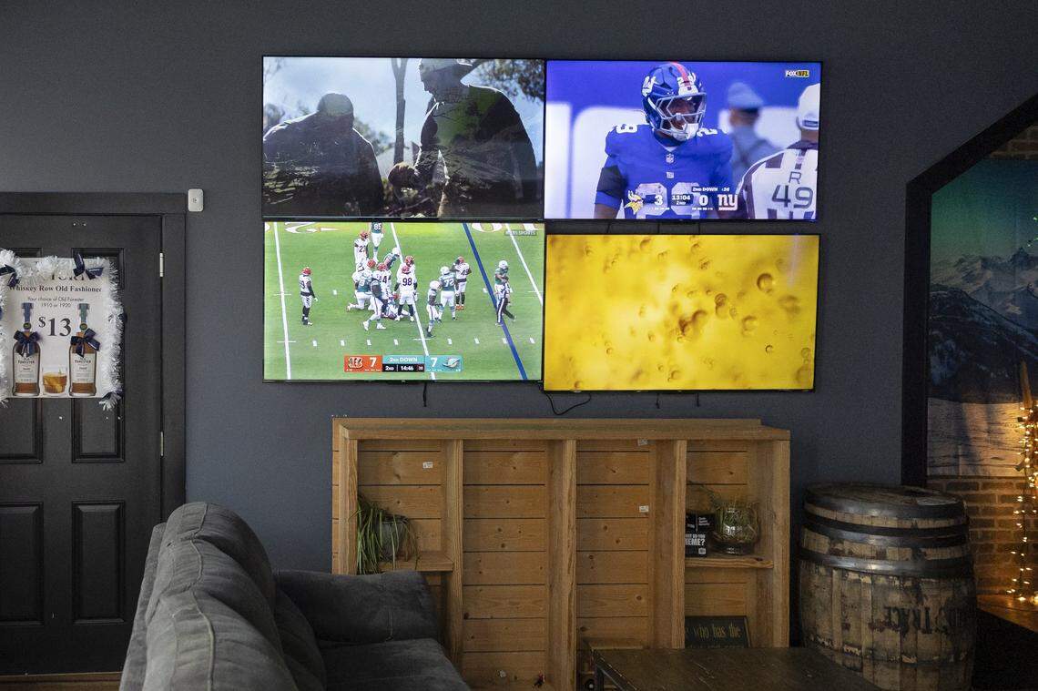 Birdies & Barrels in Somerset, Ky., offers free pizza and wings on NFL Sundays.