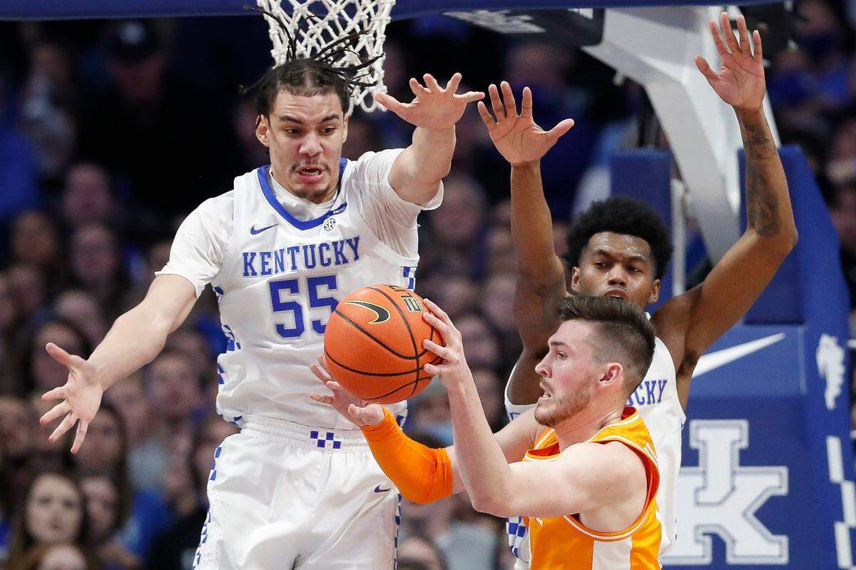 Kentucky’s Lance Ware (55) defends against Tennessee’s John Fulkerson during a game in Rupp Arena on Jan. 15.