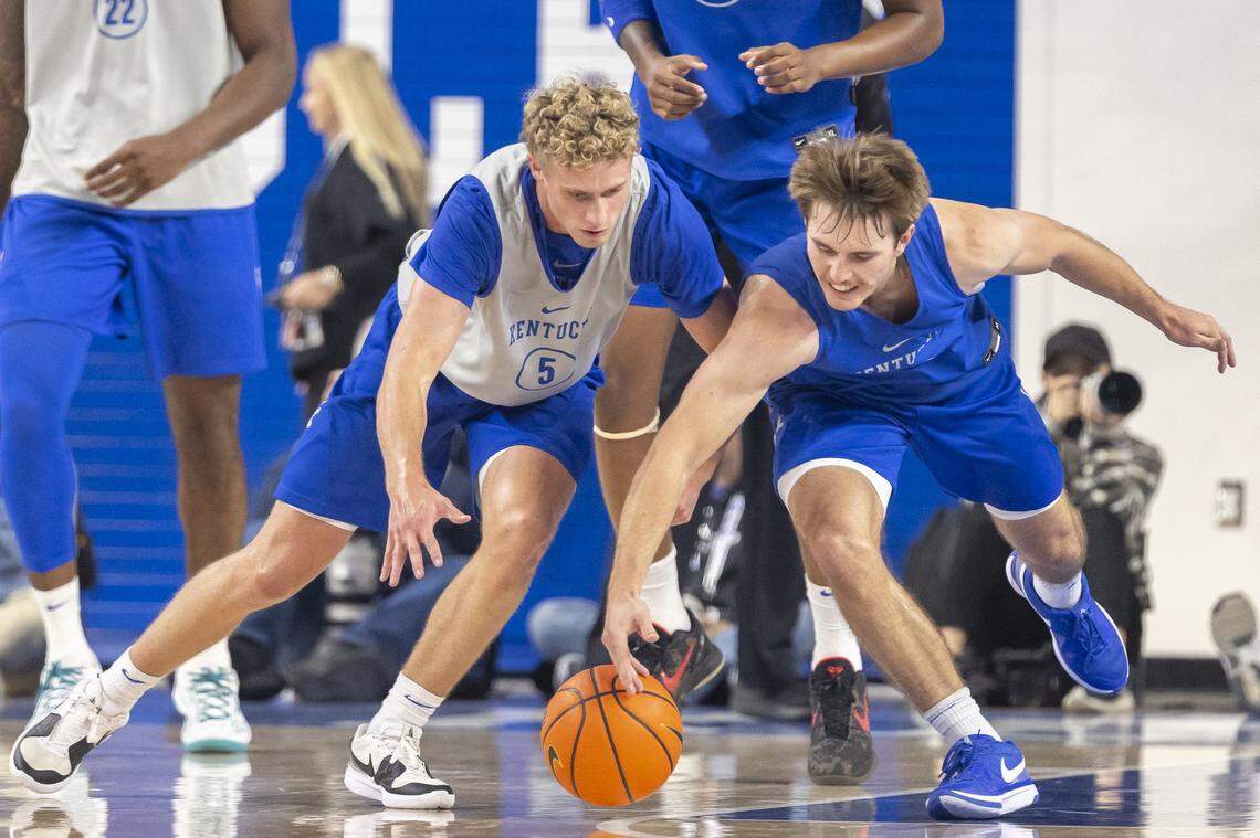Kentucky freshmen Collin Chandler, left, and Travis Perry, right, battle for a loose ball during the Blue-White Preseason Event at Memorial Coliseum.