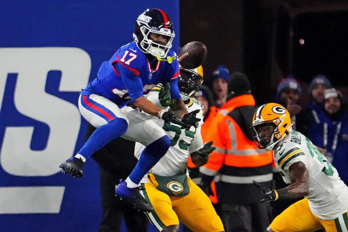 New York’s Wan’Dale Robinson (17) makes a catch against Green Bay’s De’Vondre Campbell (59) and Corey Ballentine (35) during the third quarter on Monday night. The former Kentucky Wildcat caught six passes for 79 yards and carried the ball twice for 36 yards.