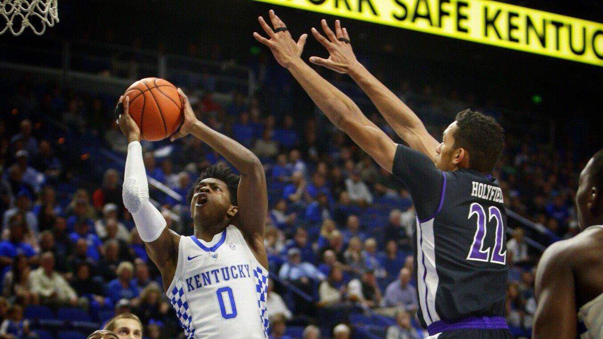 De'Aaron Fox drove to the basket early in Kentucky's season opener against Stephen F. Austin on Friday night in Rupp Arena.