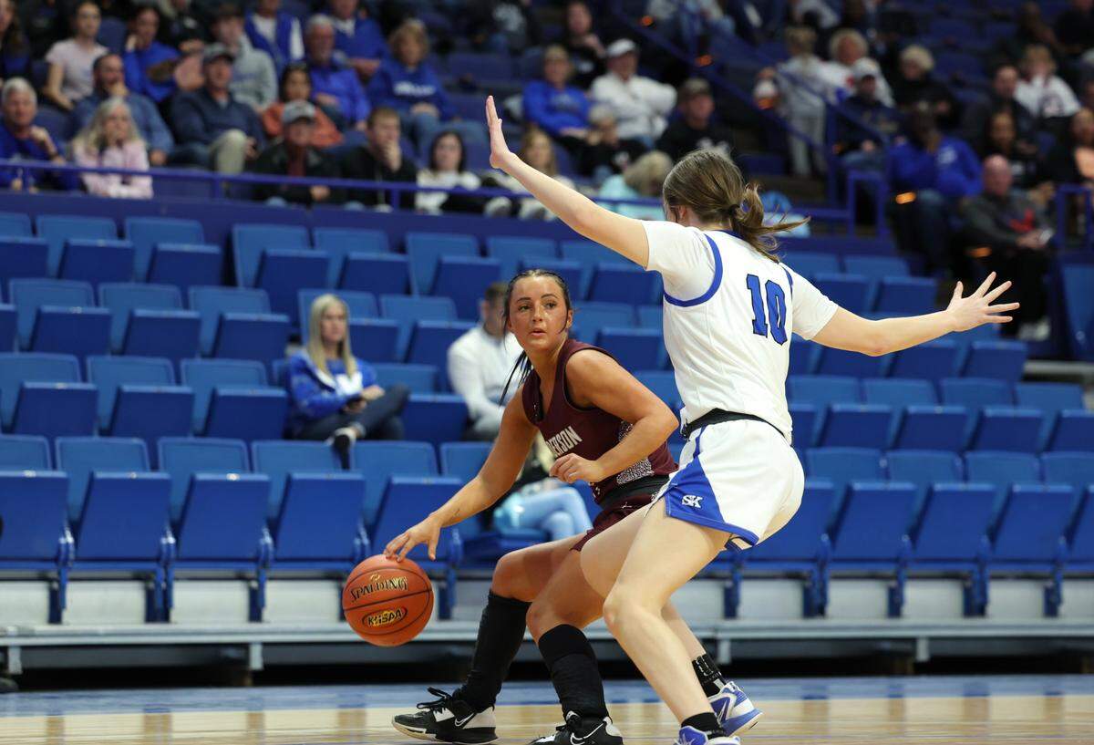 Belle Bach (10) tried to lock down a Henderson County ball handler during Thursday night’s first-round game in Rupp Arena.
