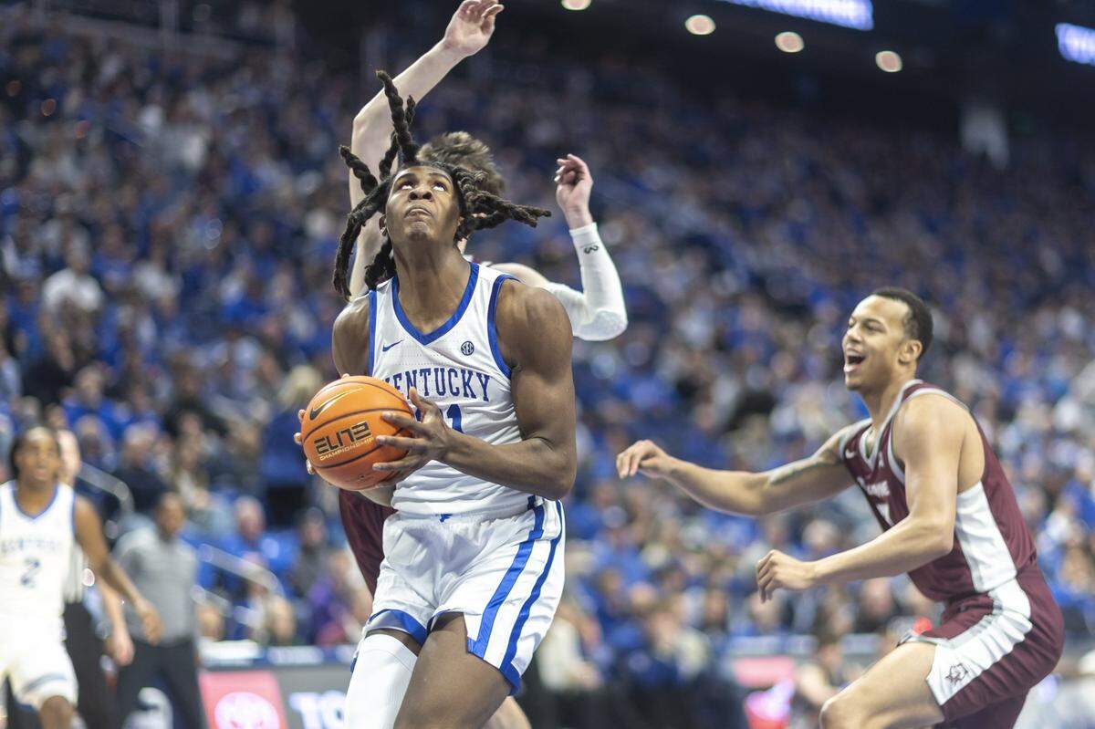 Kentucky basketball forward Jayden Quaintance (21) drives to the basket as Bellarmine forward Donovan Hunter (7) follows during a game at Rupp Arena in Lexington, Ky., on Tuesday, Dec. 23, 2025.