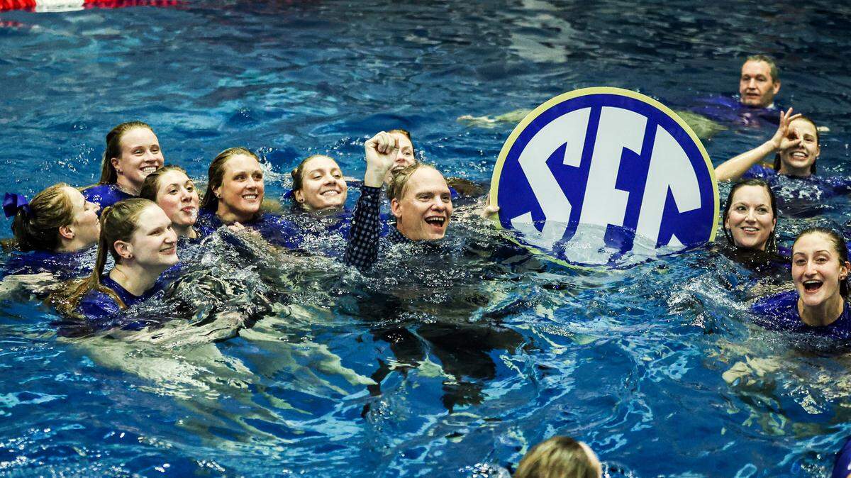 Kentucky celebrated its victory at the Southeastern Conference Women’s Swimming & Diving Championships on Saturday.