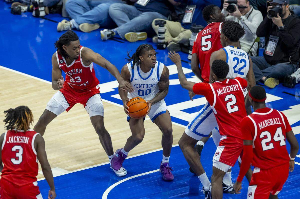 Kentucky’s Otega Oweh (00) hunts for a gap to shoot in front of Western Kentucky’s Enoch Kalambay (23) on Tuesday night.