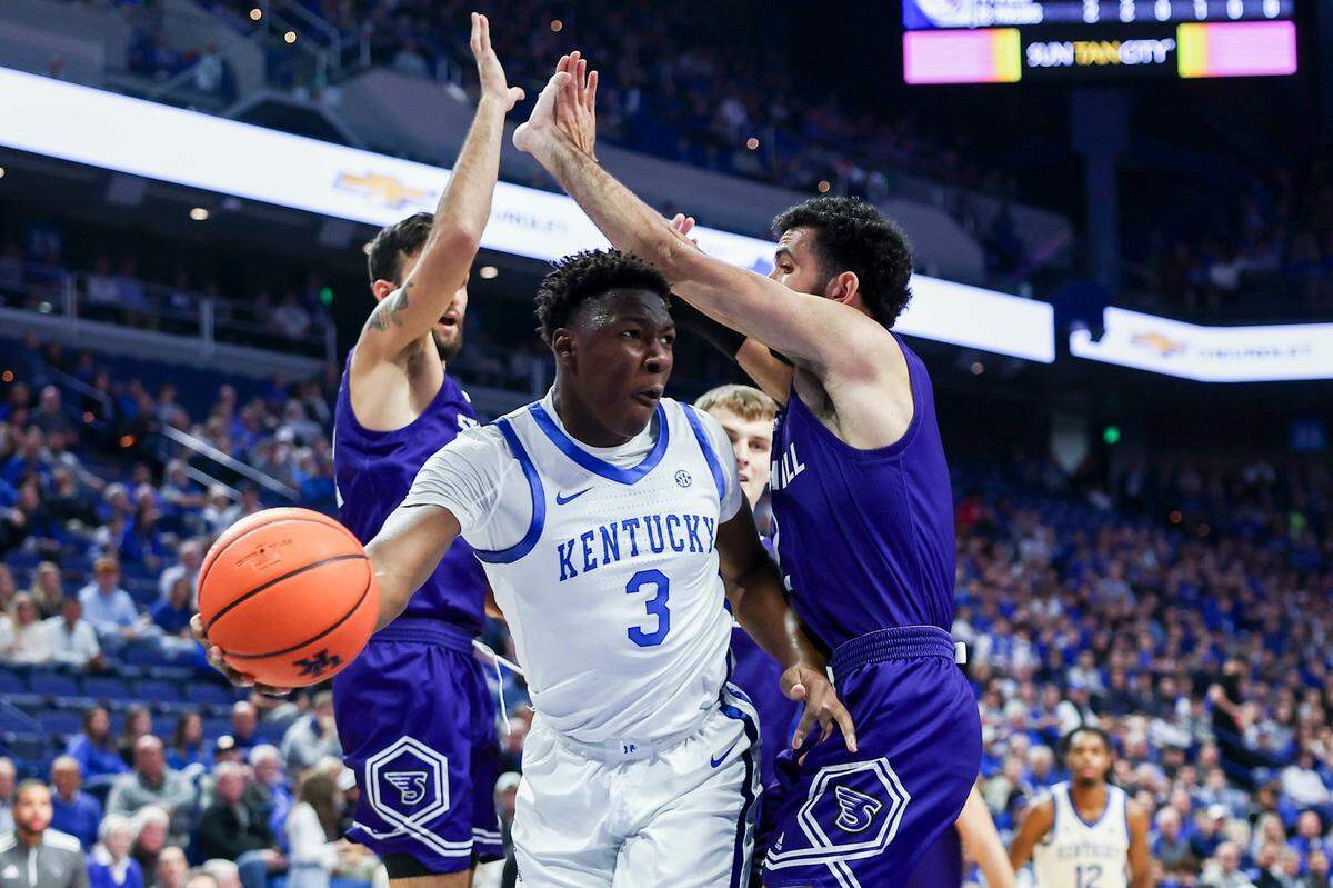 Kentucky’s Adou Thiero (3) passes the ball while driving under the hoop against Stonehill during Friday’s game at Rupp Arena.