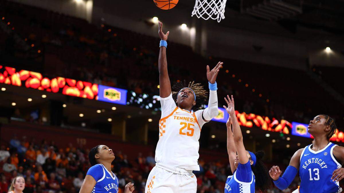 Tennessee’s Jordan Horston (25) and Rickea Jackson combined for 55 points against Kentucky in Friday night’s 80-71 SEC Tournament quarterfinal victory.