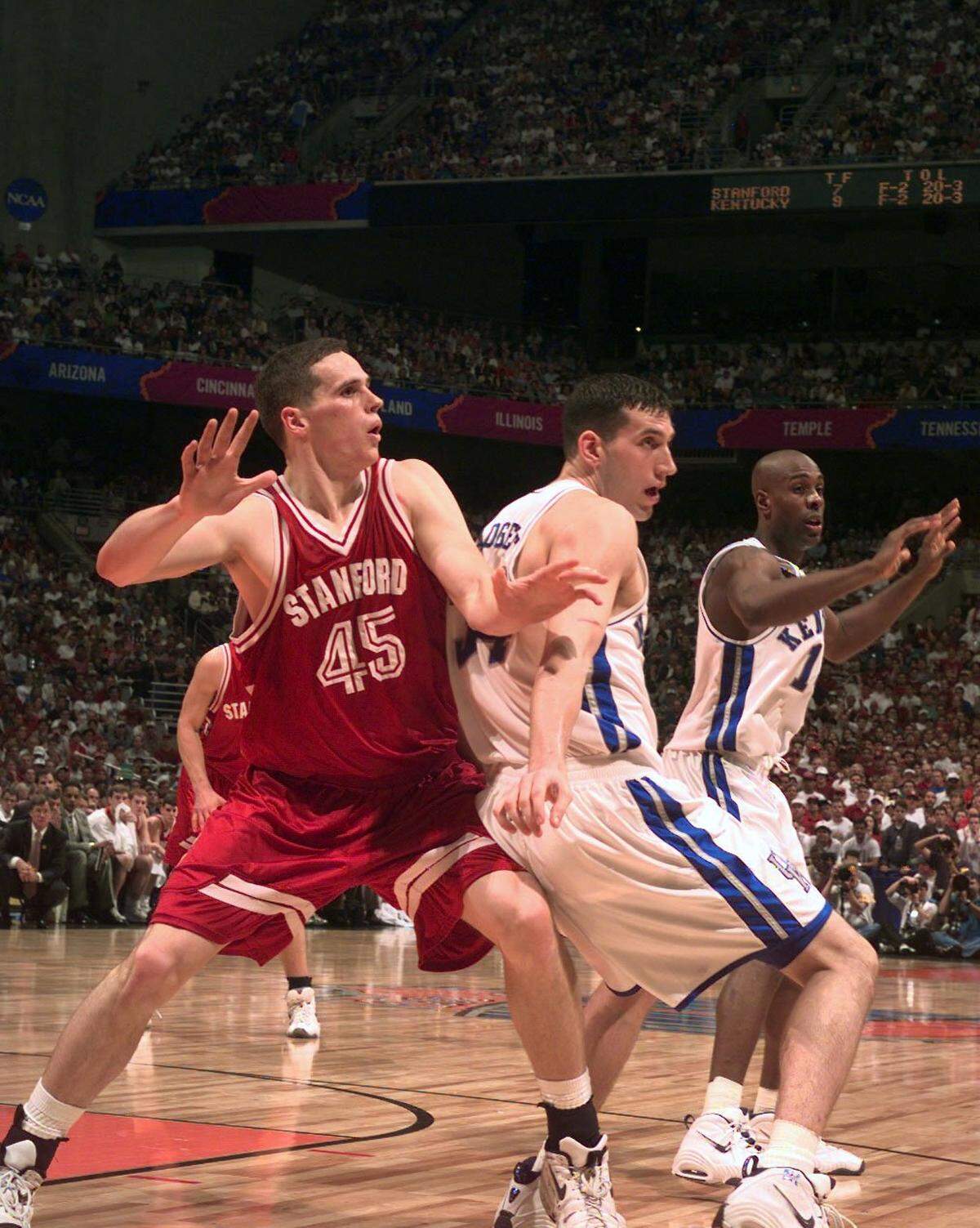 Stanford’s Mark Madsen, left, battled Kentucky’s Scott Padgett during the NCAA Final Four in 1998. Both are now Division I head coaches.